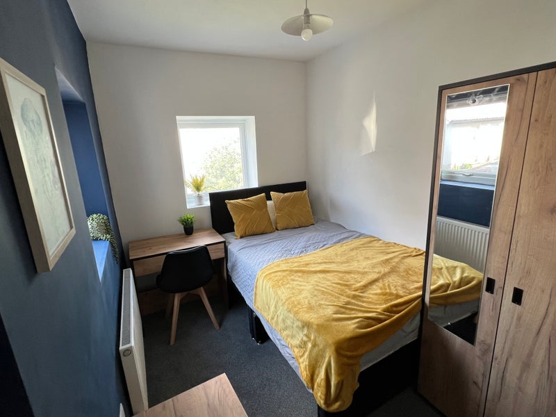 Room Manchester Road East in Salford