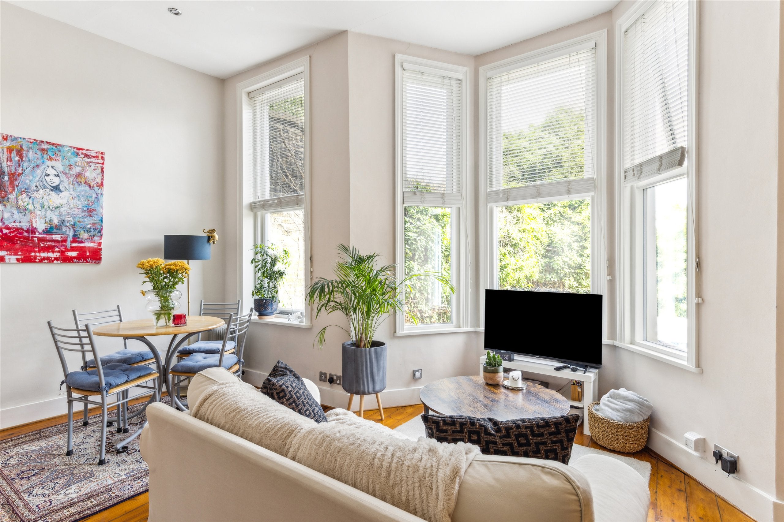 Flat Sinclair Road in Greater London