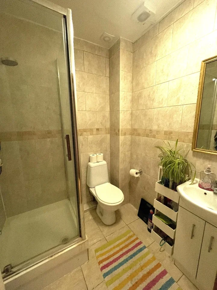 Flat Hackney Road in Greater London