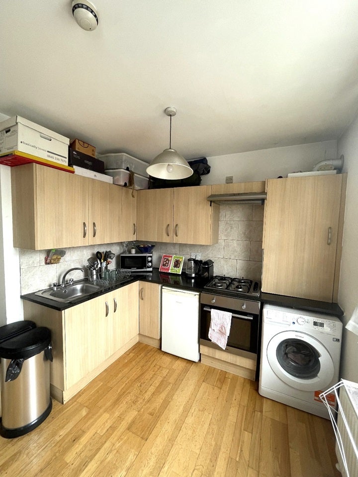 Flat Hackney Road in Greater London