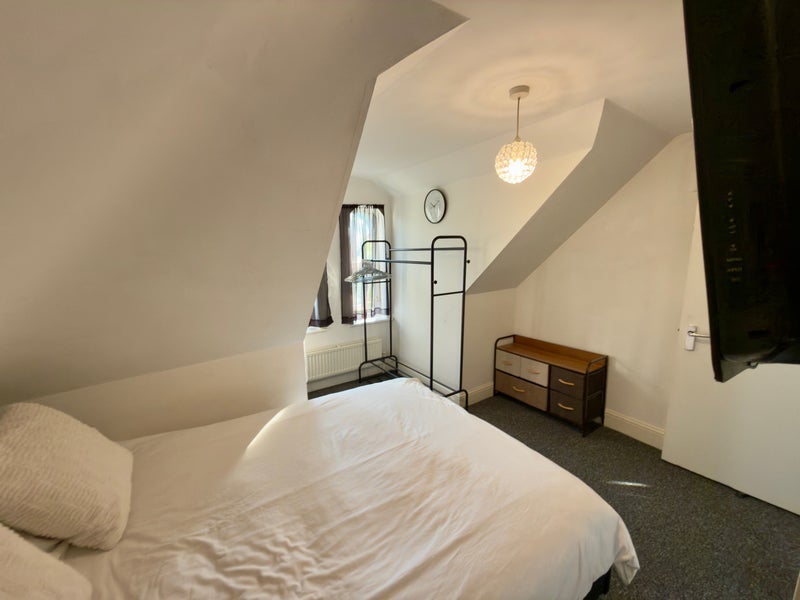 Room Buckingham Road in Greater London