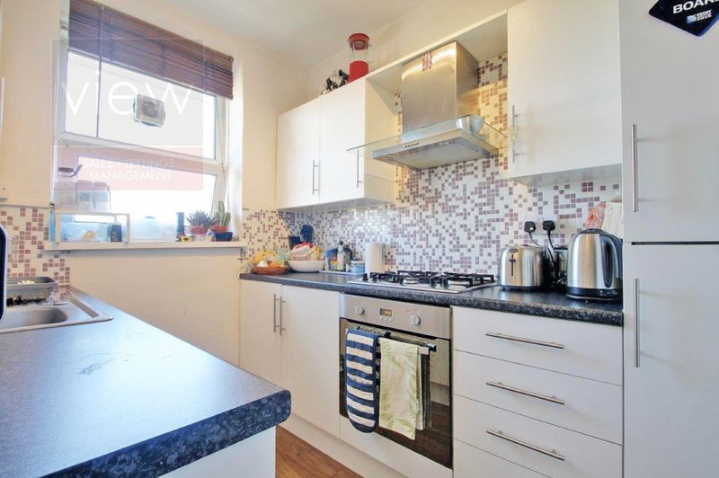 Flat Darling Row in Greater London