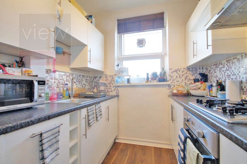 Flat Darling Row in Greater London