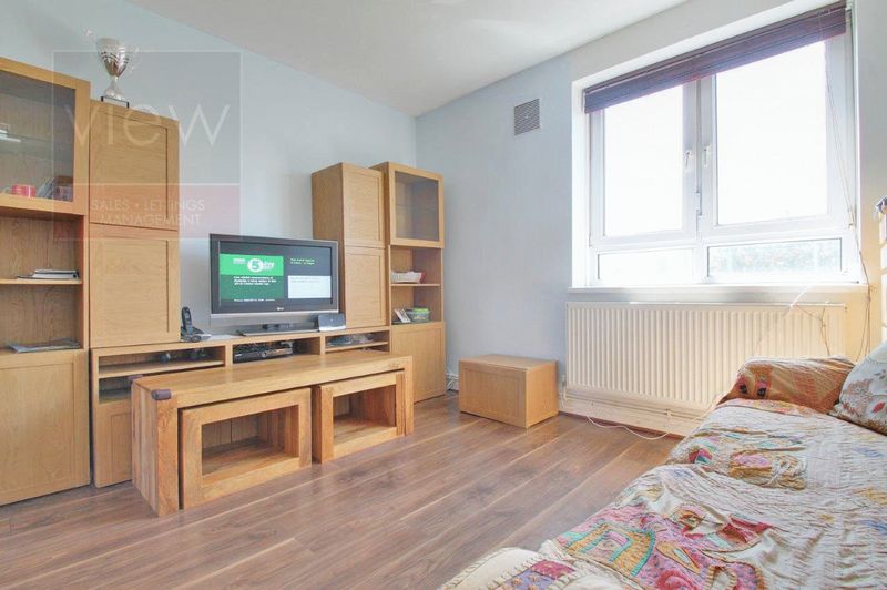 Flat Darling Row in Greater London