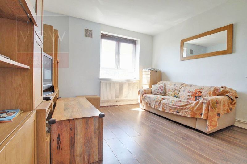 Flat Darling Row in Greater London