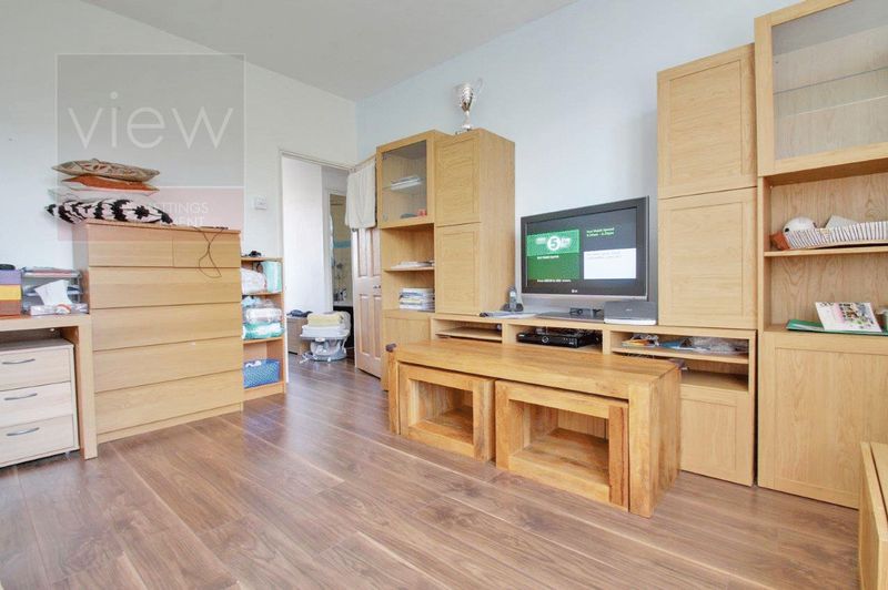 Flat Darling Row in Greater London