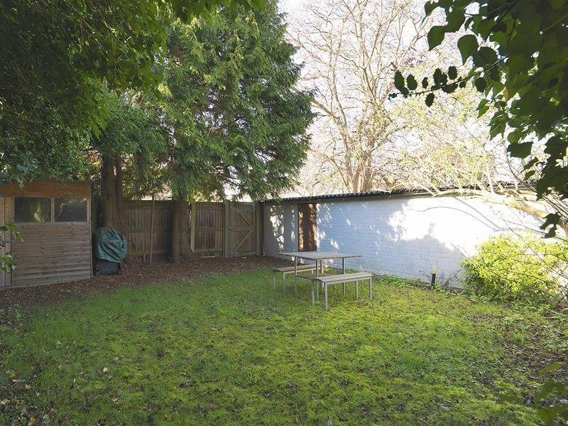 Flat Grove Road in Greater London