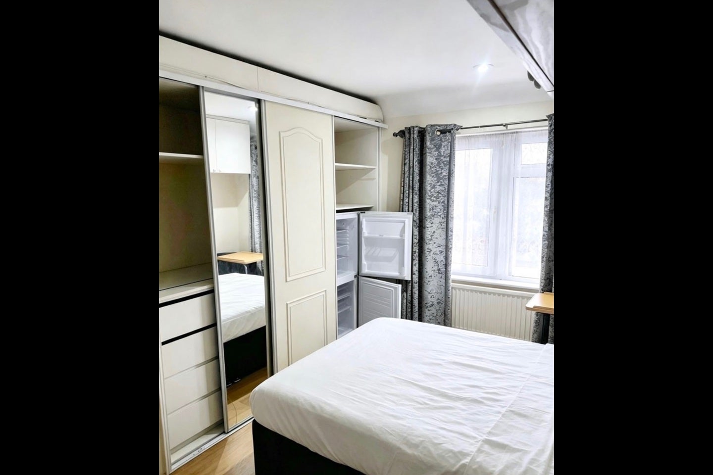 Room Crest Drive in Greater London