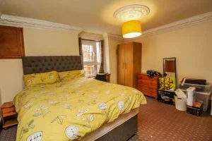 Room Manor Drive in Leeds