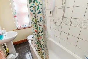 Room Manor Drive in Leeds