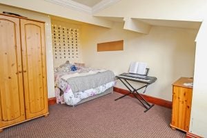 Room Manor Drive in Leeds