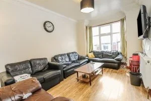 Room Manor Drive in Leeds