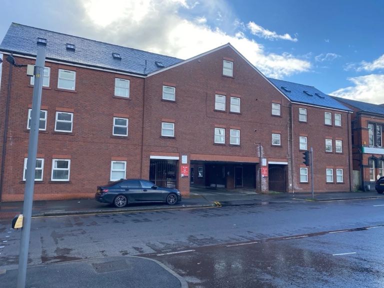 Flat Brookside Avenue in Liverpool