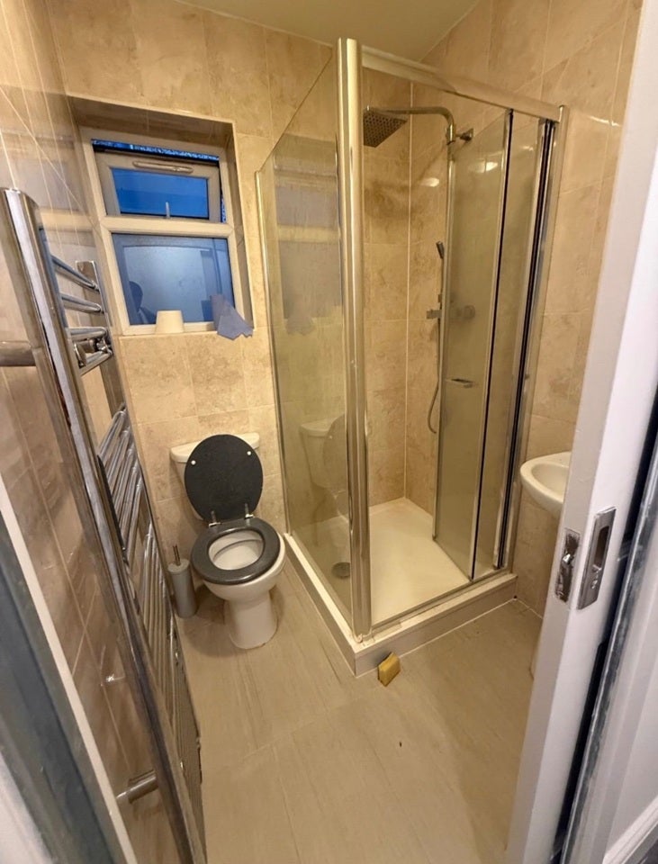 Flat Ecclestone Place in Greater London