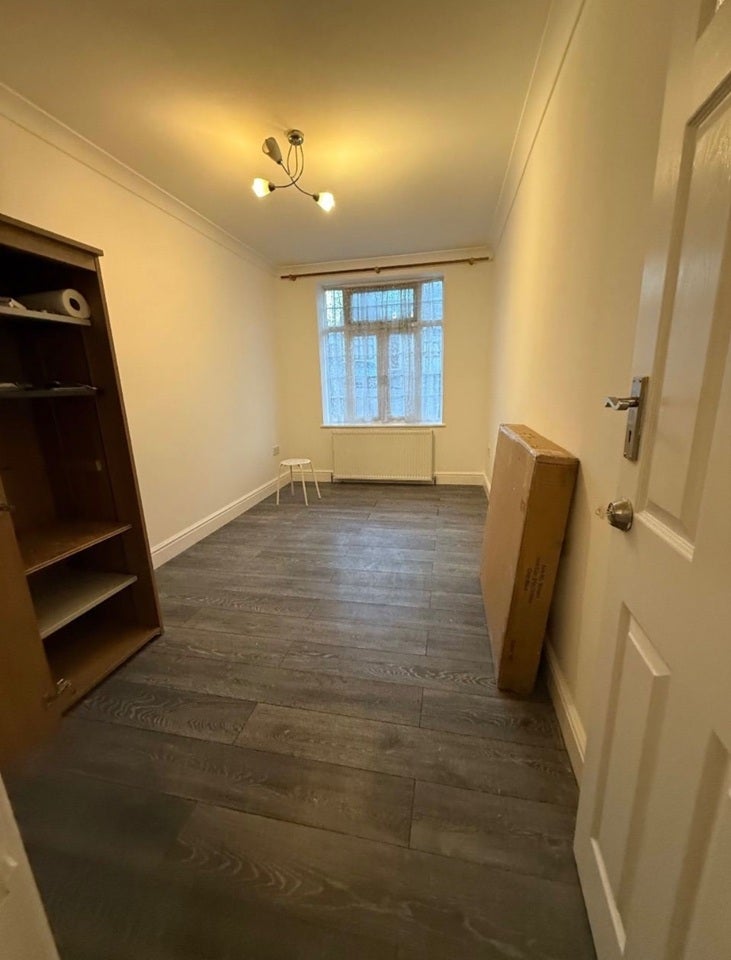 Flat Ecclestone Place in Greater London
