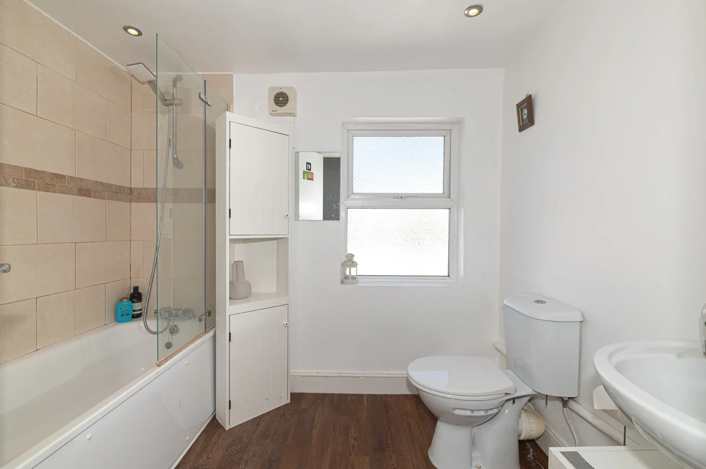 Flat Wyndham Road in Greater London