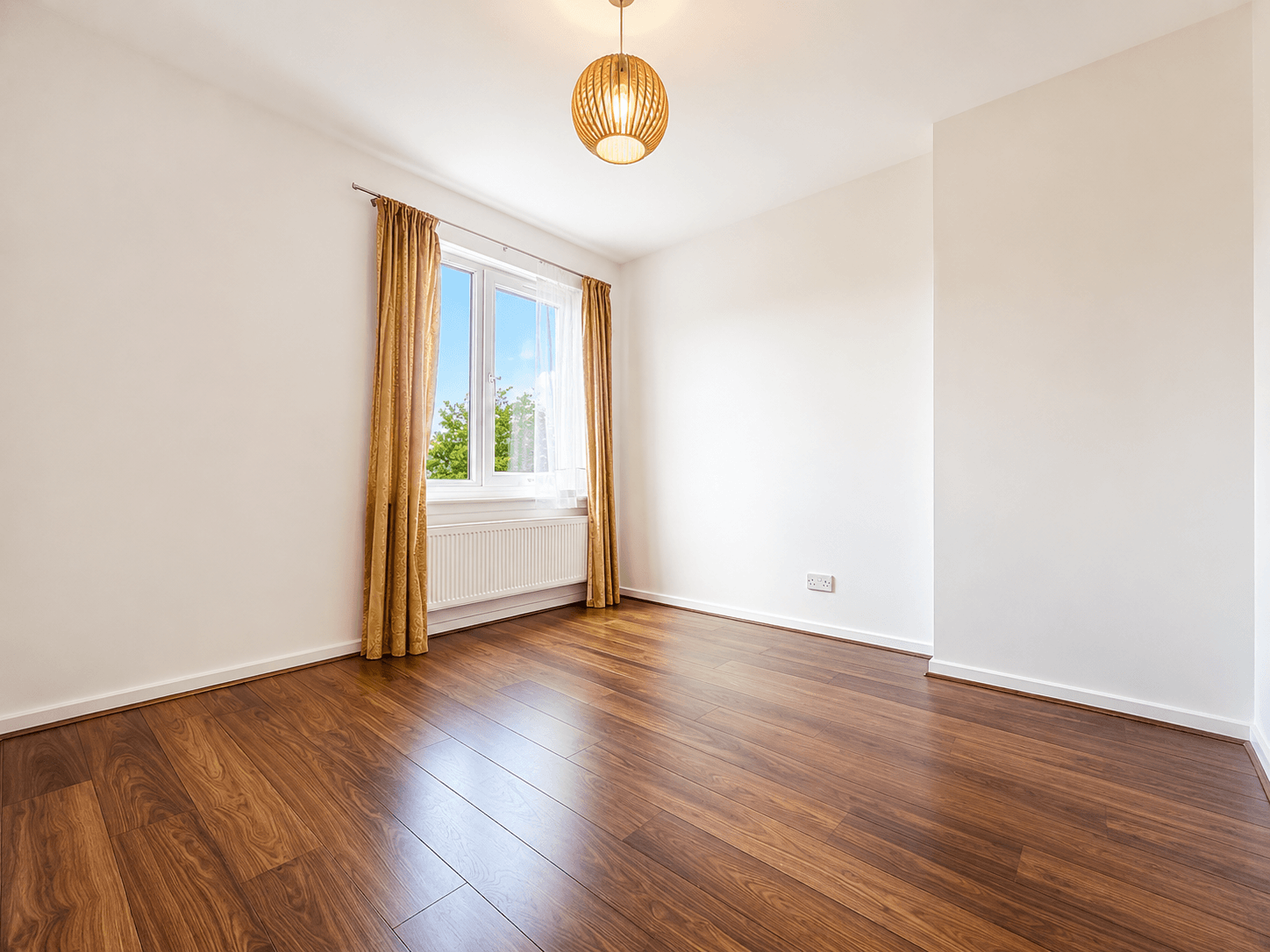 Flat Leyburn Gardens in Greater London