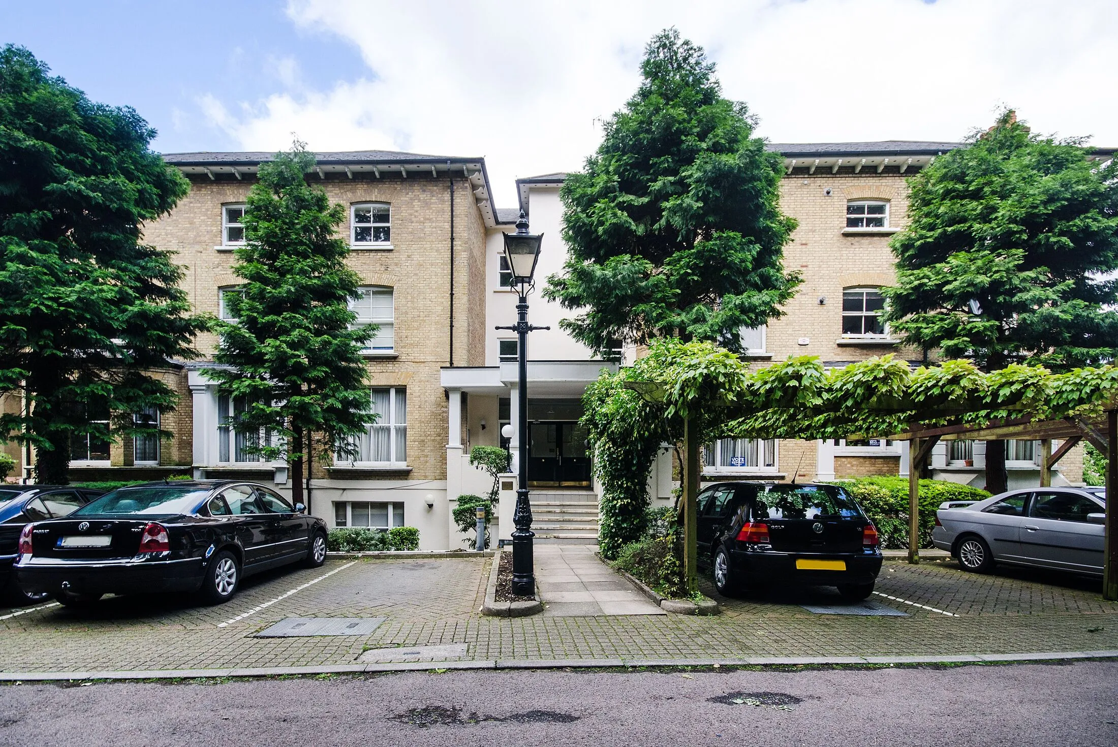 Flat Roxeth Hill in Greater London
