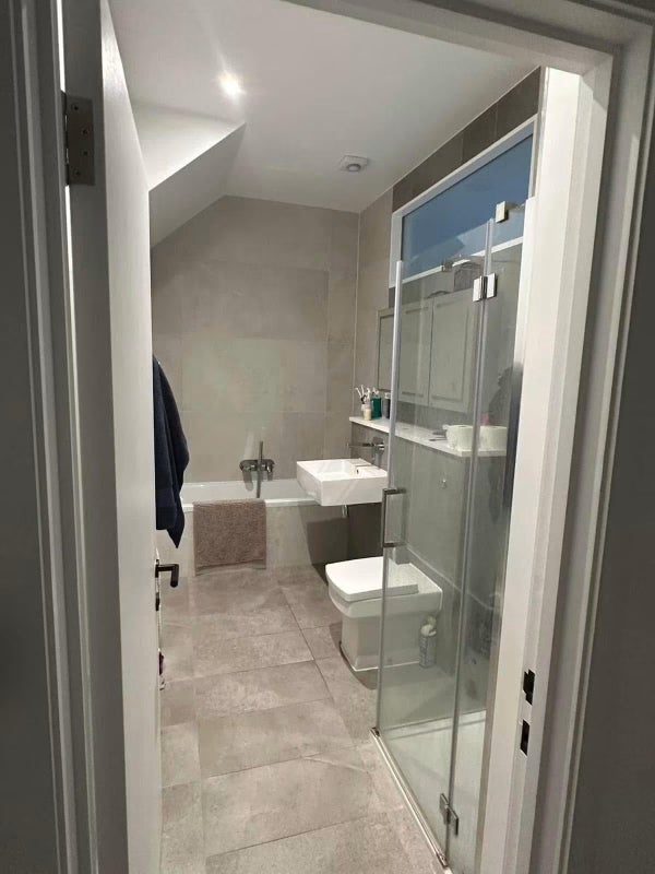 Room Wick Road in Greater London