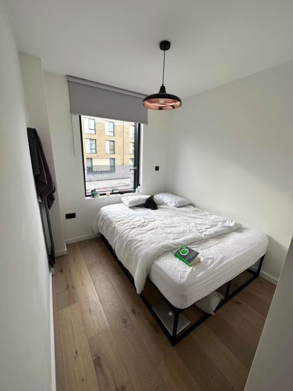 Room Wick Road in Greater London