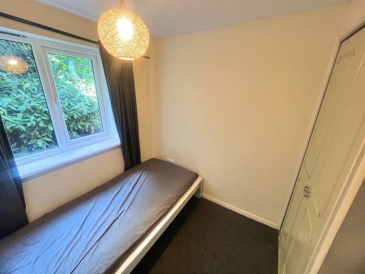 Flat Vicars Bridge Close in Greater London