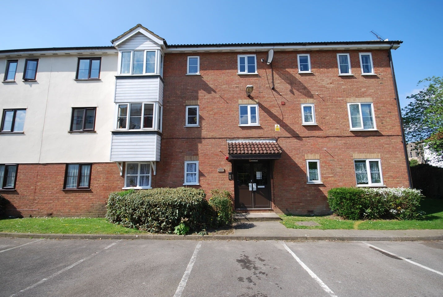 Flat Vicars Bridge Close in Greater London