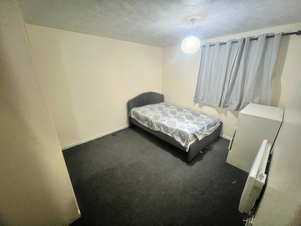 Flat Vicars Bridge Close in Greater London