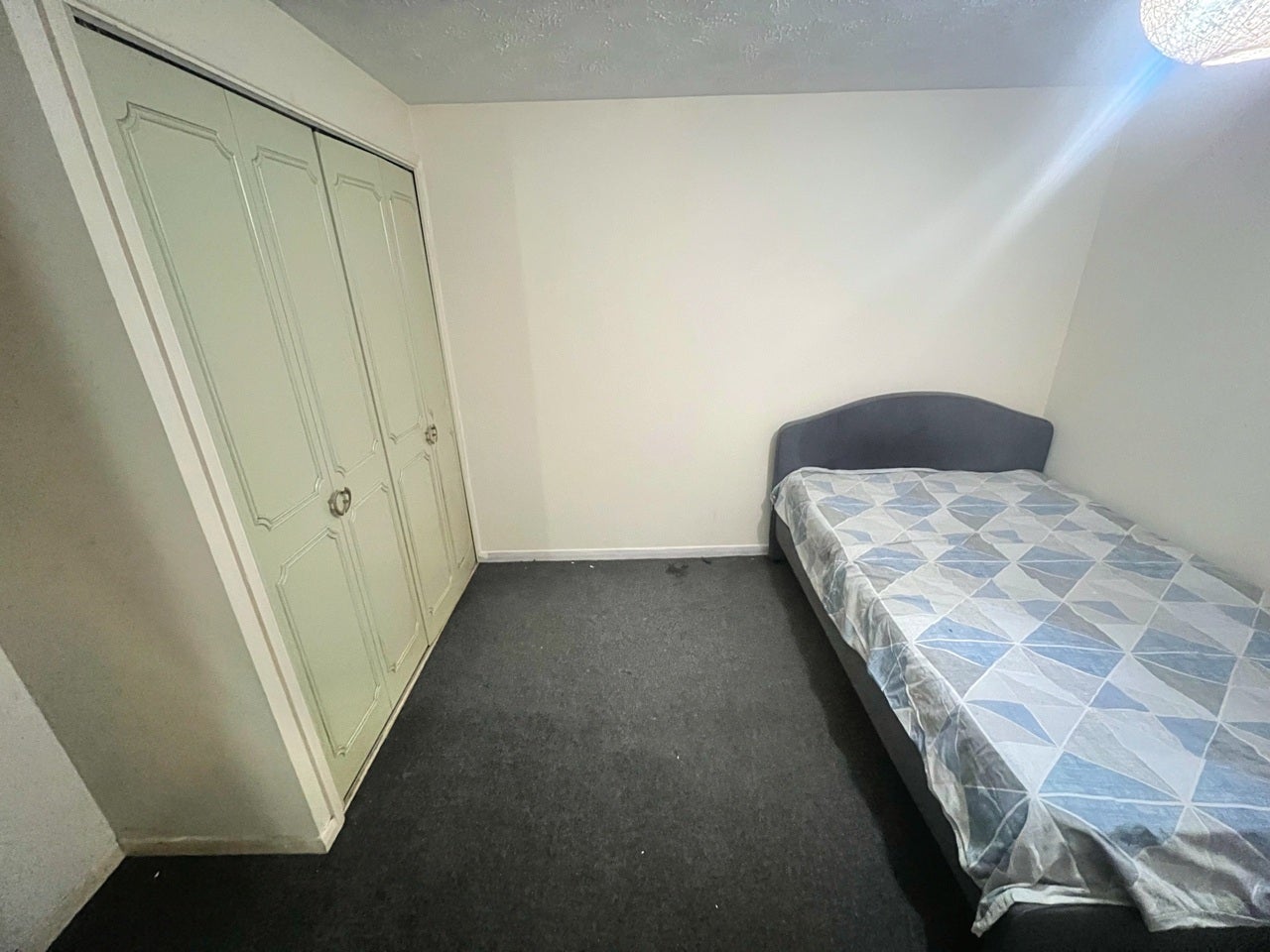 Flat Vicars Bridge Close in Greater London