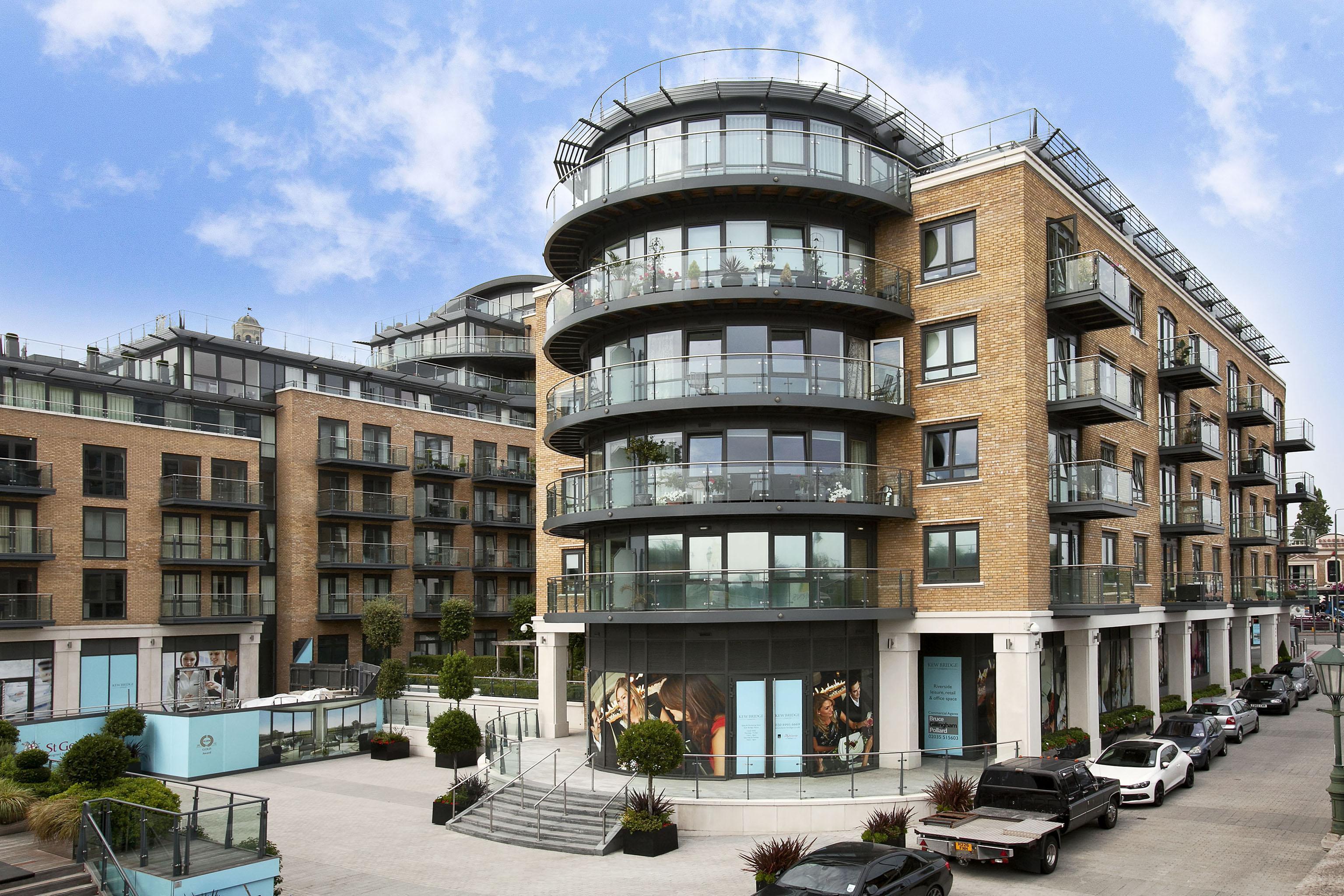 Flat Strand on the Green in Greater London