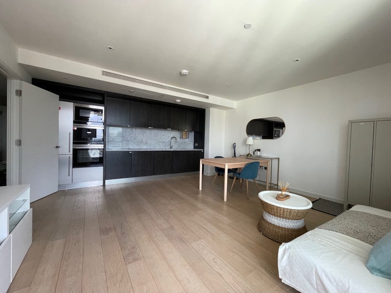 Room Biscayne Avenue in Greater London