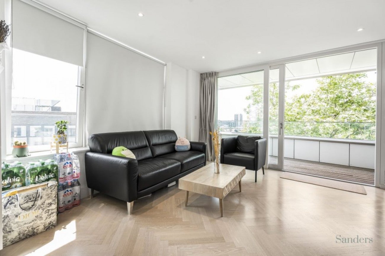 Flat Sterling Way in Greater London
