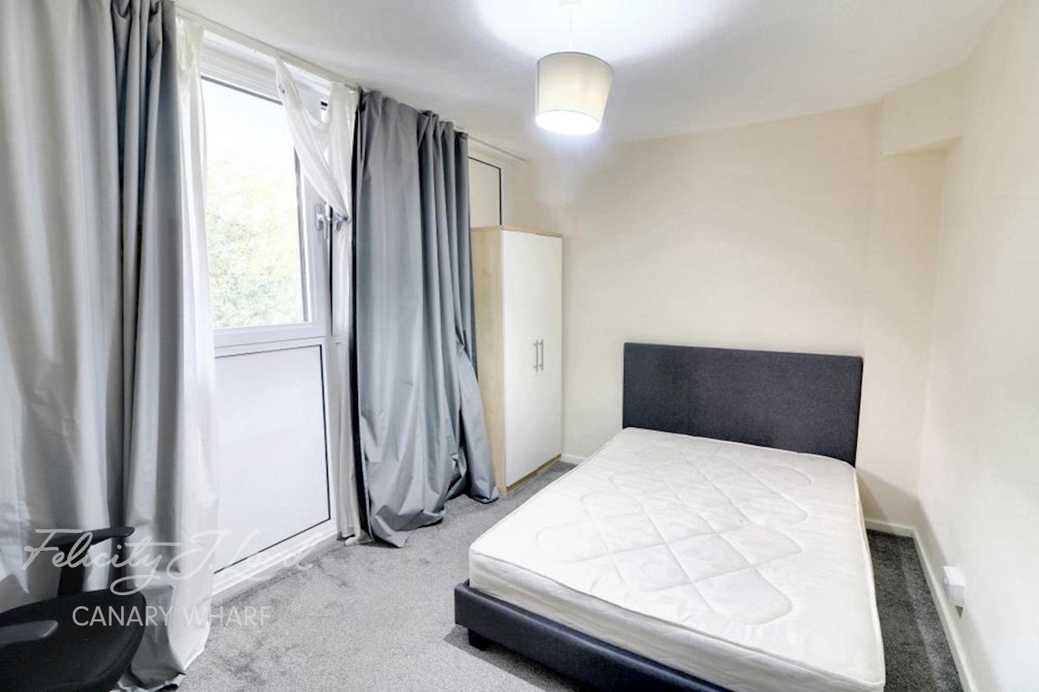 Flat Glengarnock Avenue in Greater London