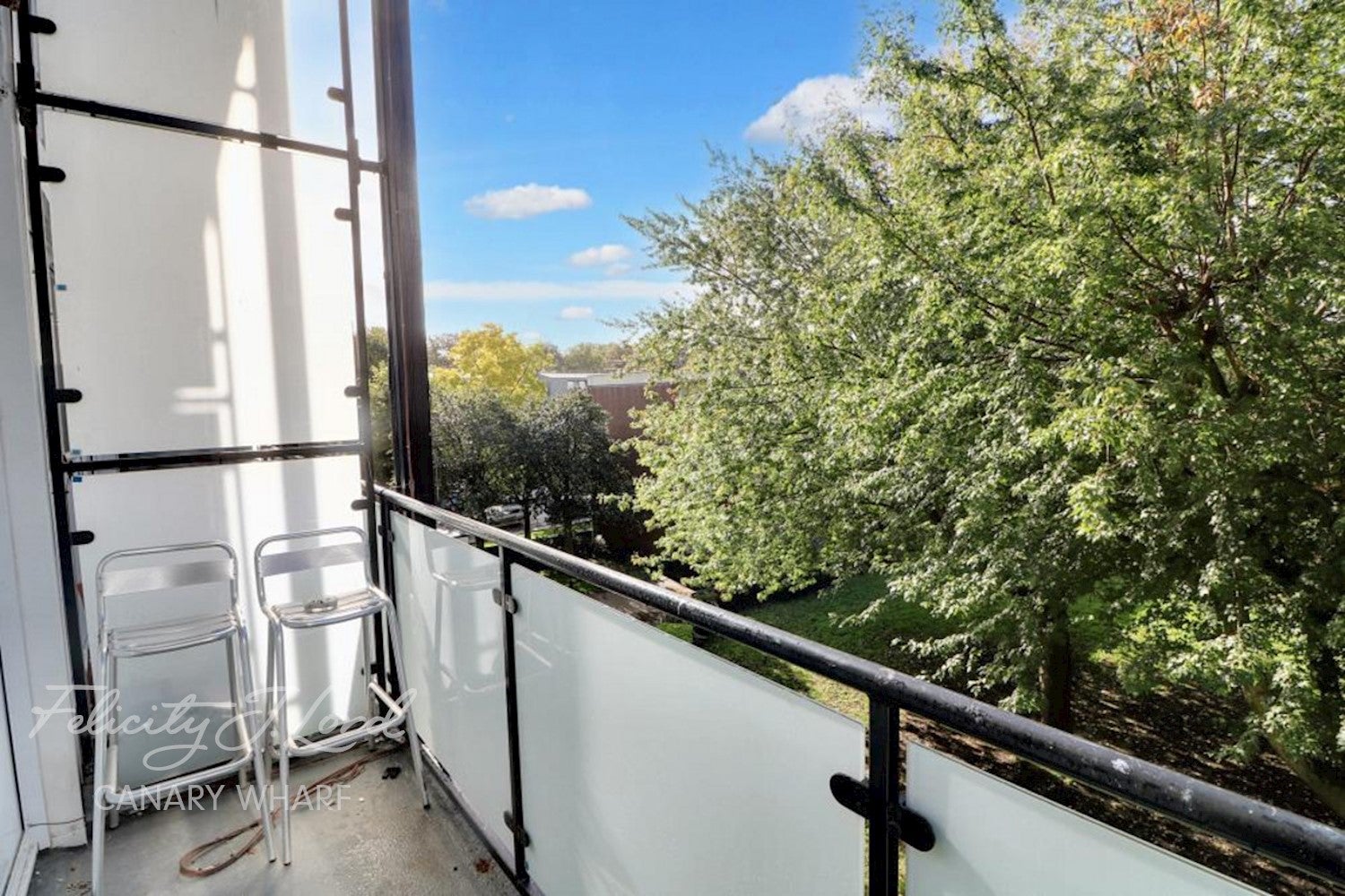 Flat Glengarnock Avenue in Greater London