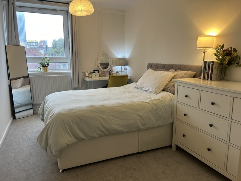 Room Westferry Road in Greater London