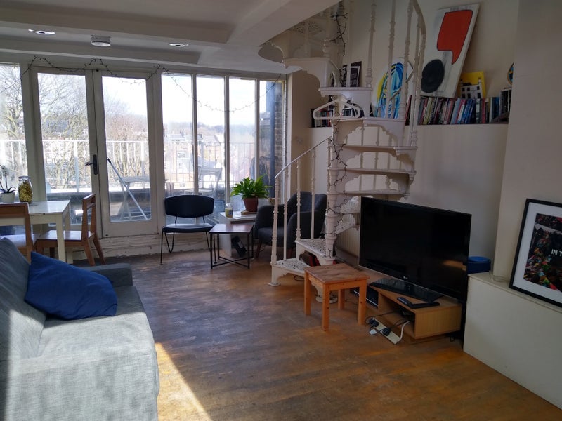 Room Rosslyn Mews in Greater London