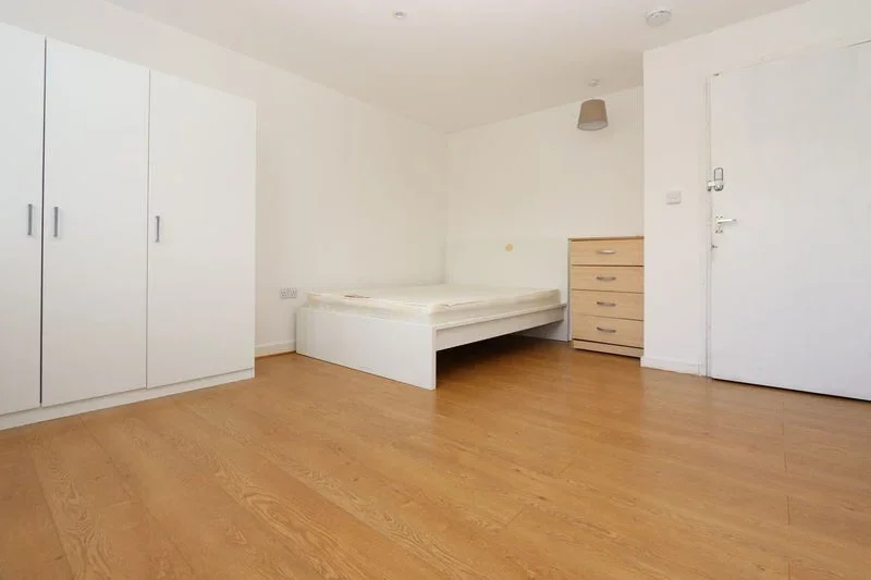 Room Leswin Road in Greater London