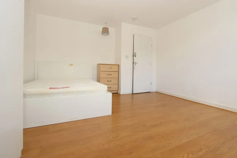 Room Leswin Road in Greater London