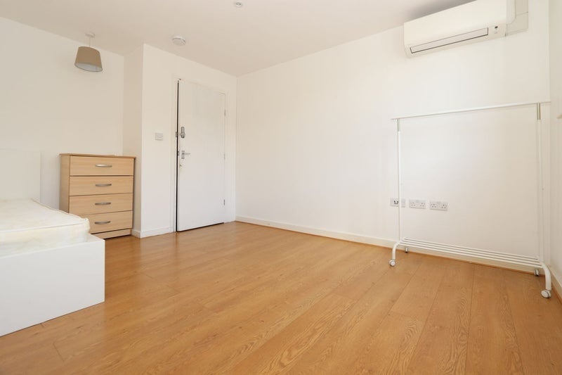 Room Leswin Road in Greater London