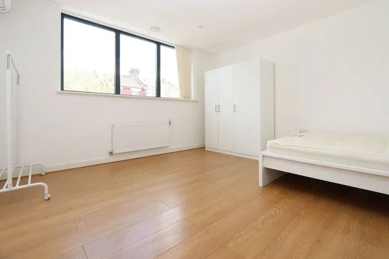 Room Leswin Road in Greater London