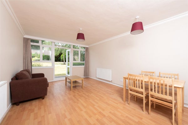 Flat Kersfield Road in London