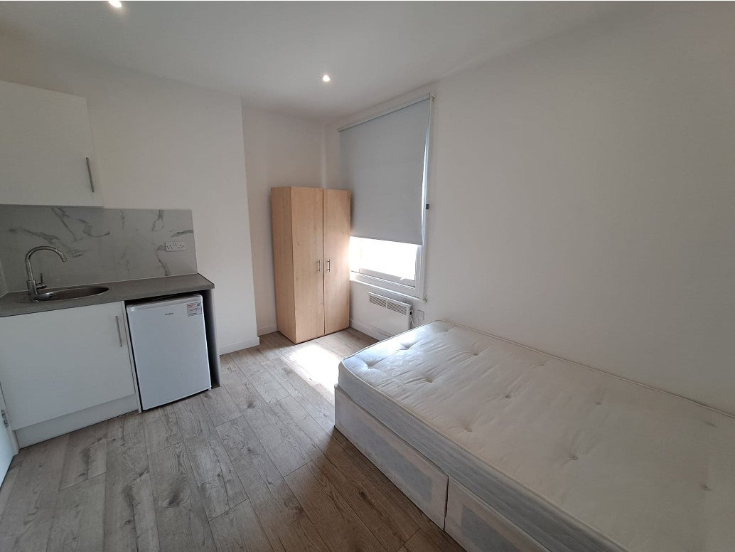 Room Westbury Road in Greater London