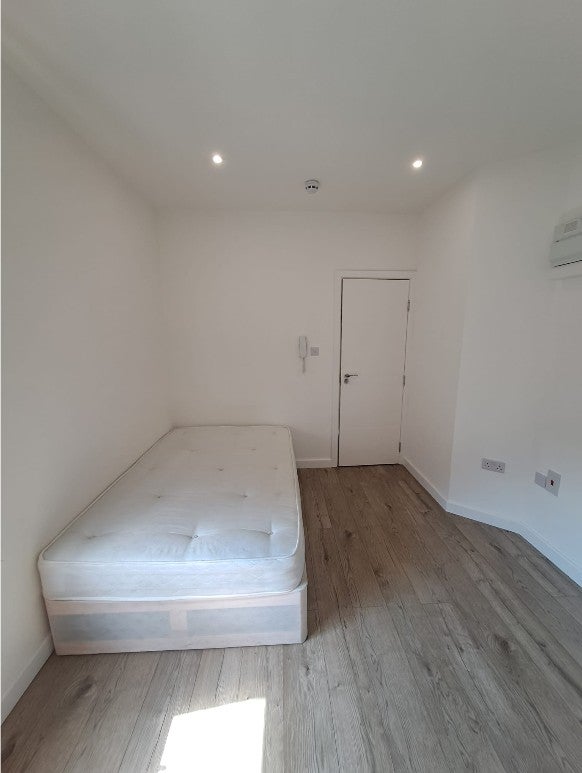 Room Westbury Road in Greater London