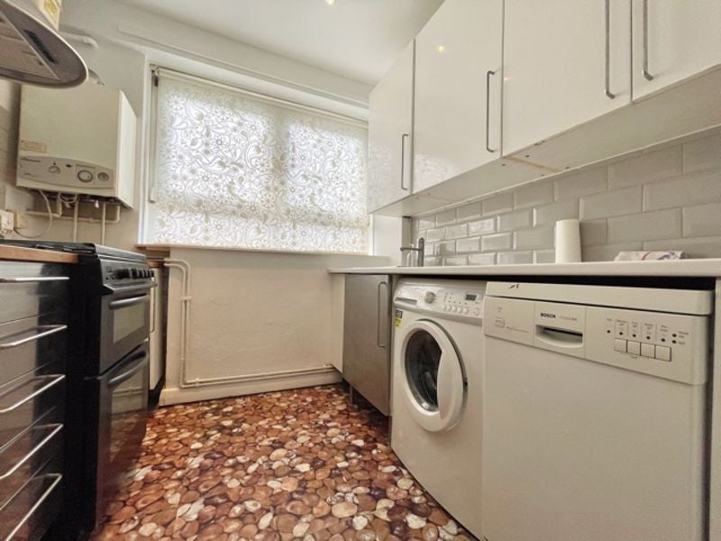 Flat Neptune Street in Greater London