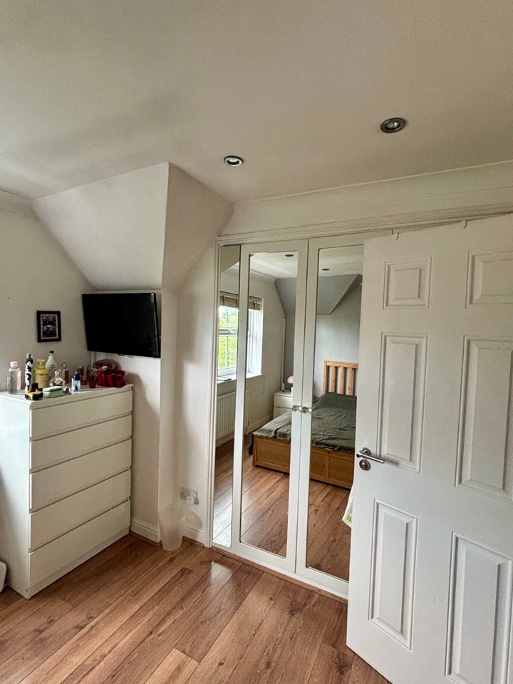Flat Pettits Lane in Greater London