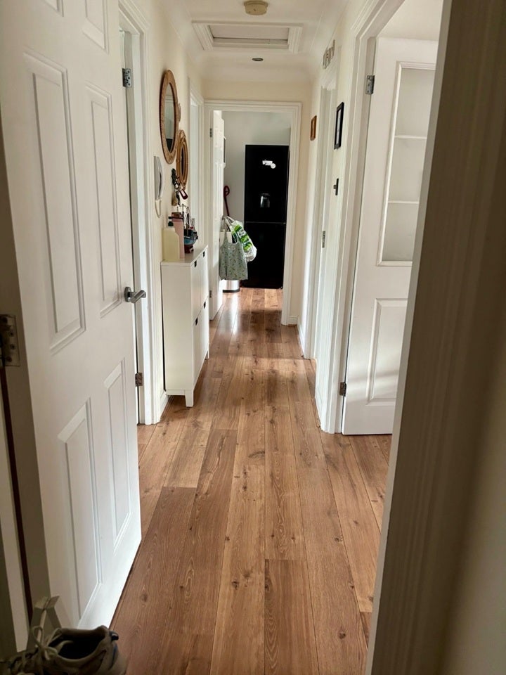 Flat Pettits Lane in Greater London