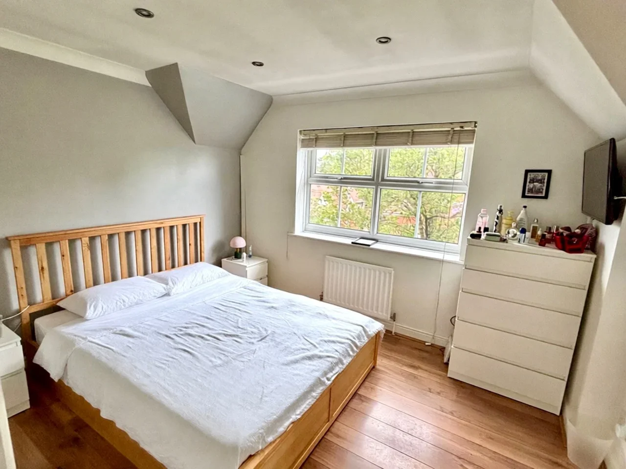 Flat Pettits Lane in Greater London