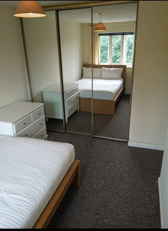 Room Ellson Close in Crawley