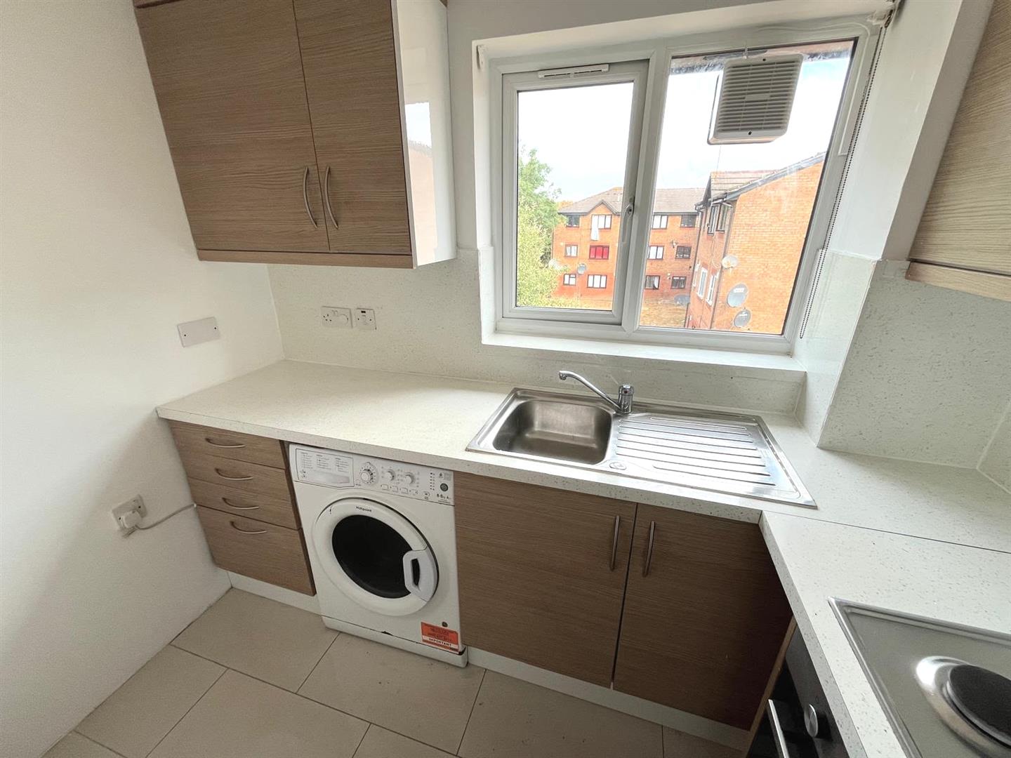 Flat Streamside Close in London