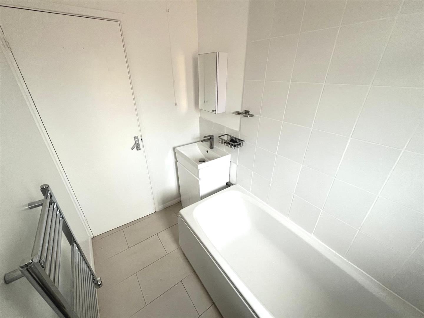 Flat Streamside Close in London