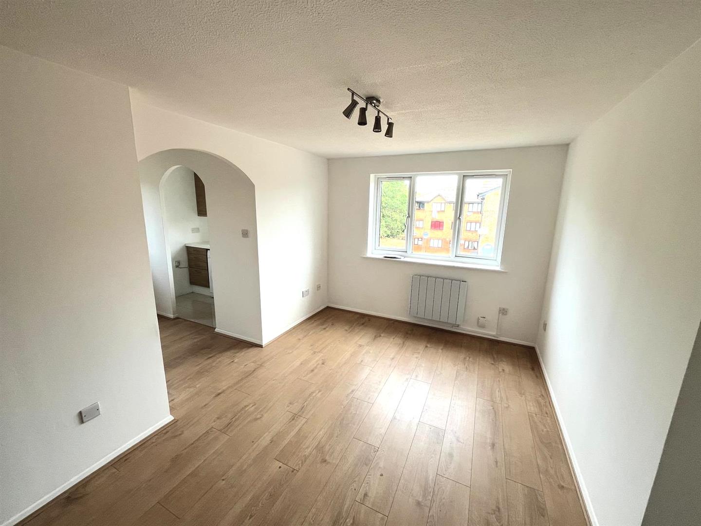 Flat Streamside Close in London